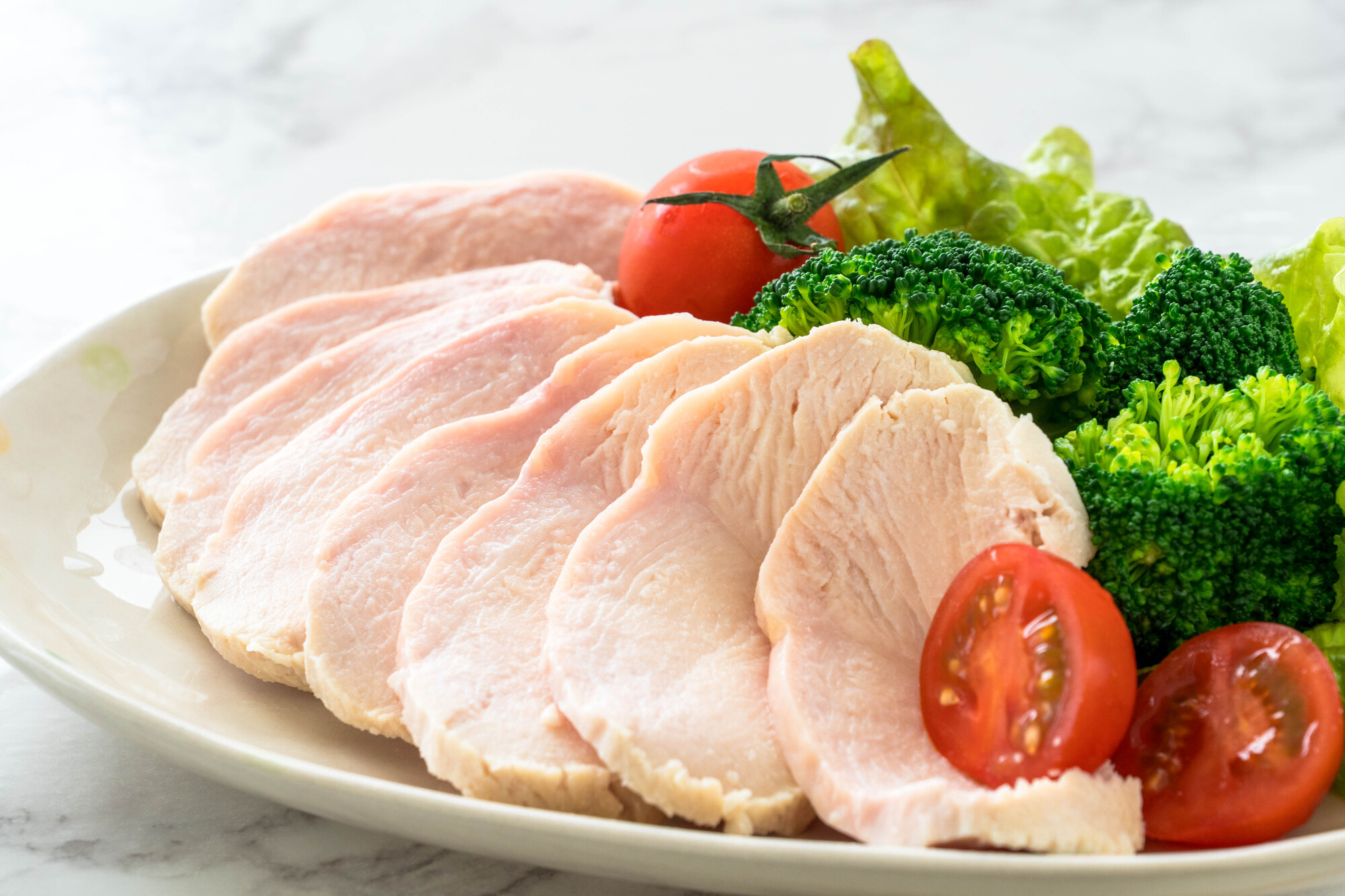 鶏むね肉はなぜダイエットにいい？栄養・効果・食べ方を解説